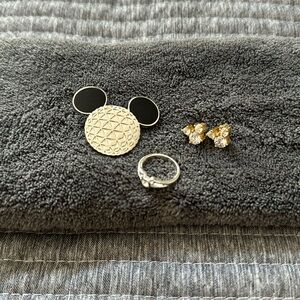Disney earrings pin and toe ring